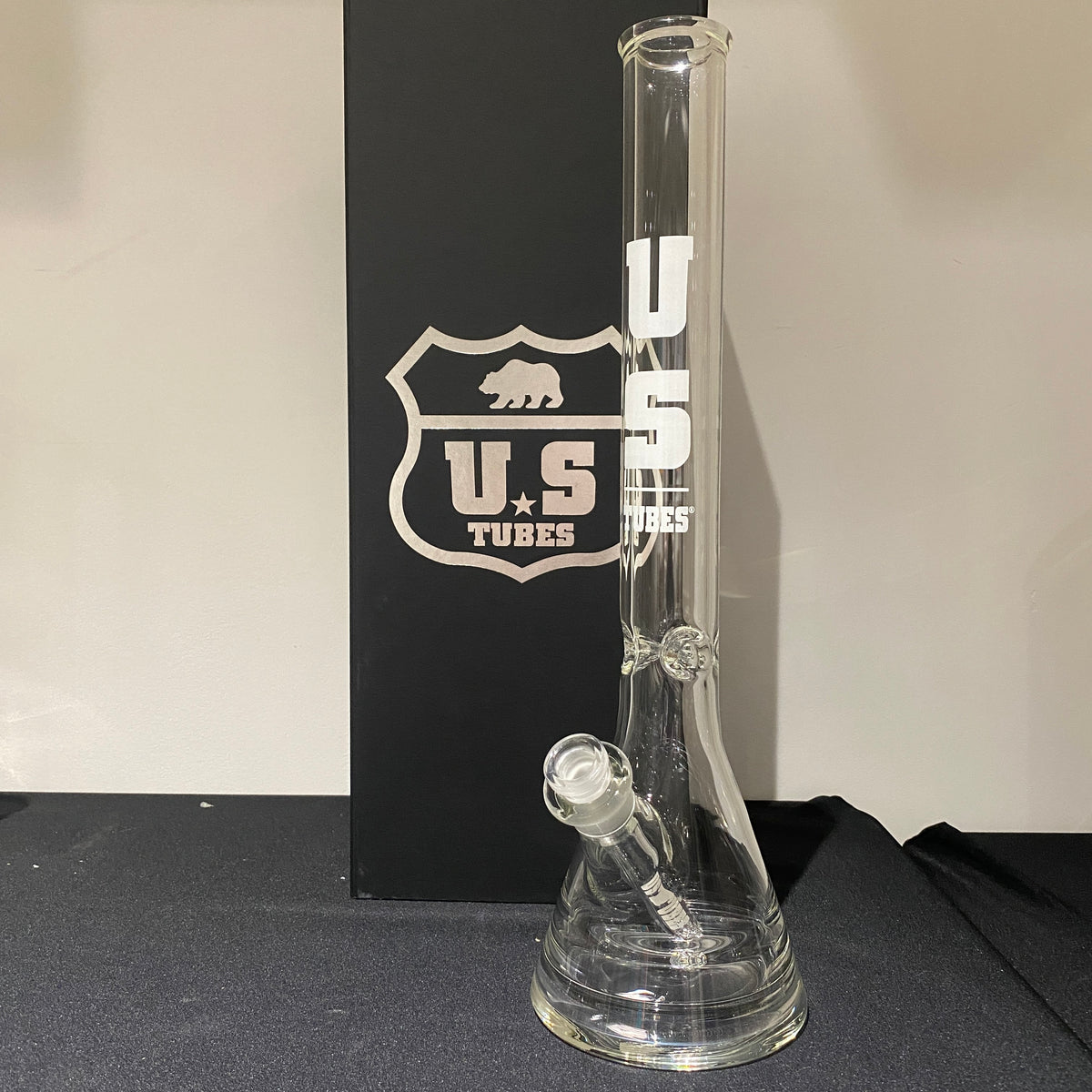 US Tubes 19 Inch Flagship Beaker 50 x 7mm with 24mm Joint and Display Box (White Block Decal)