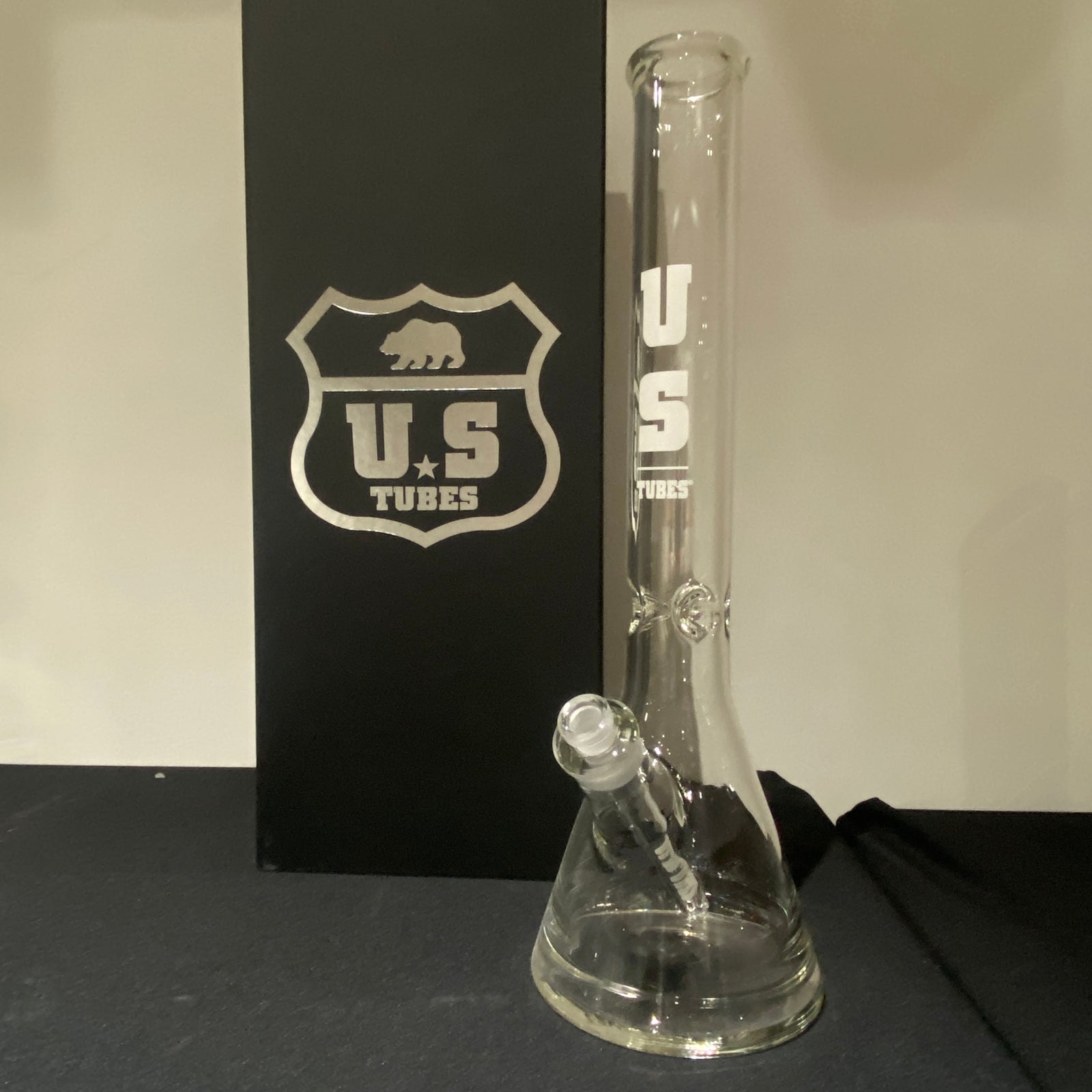 US Tubes 17 Inch Flagship Beaker 50 x 5mm with 19mm Joint and Display Box (White Block Decal)