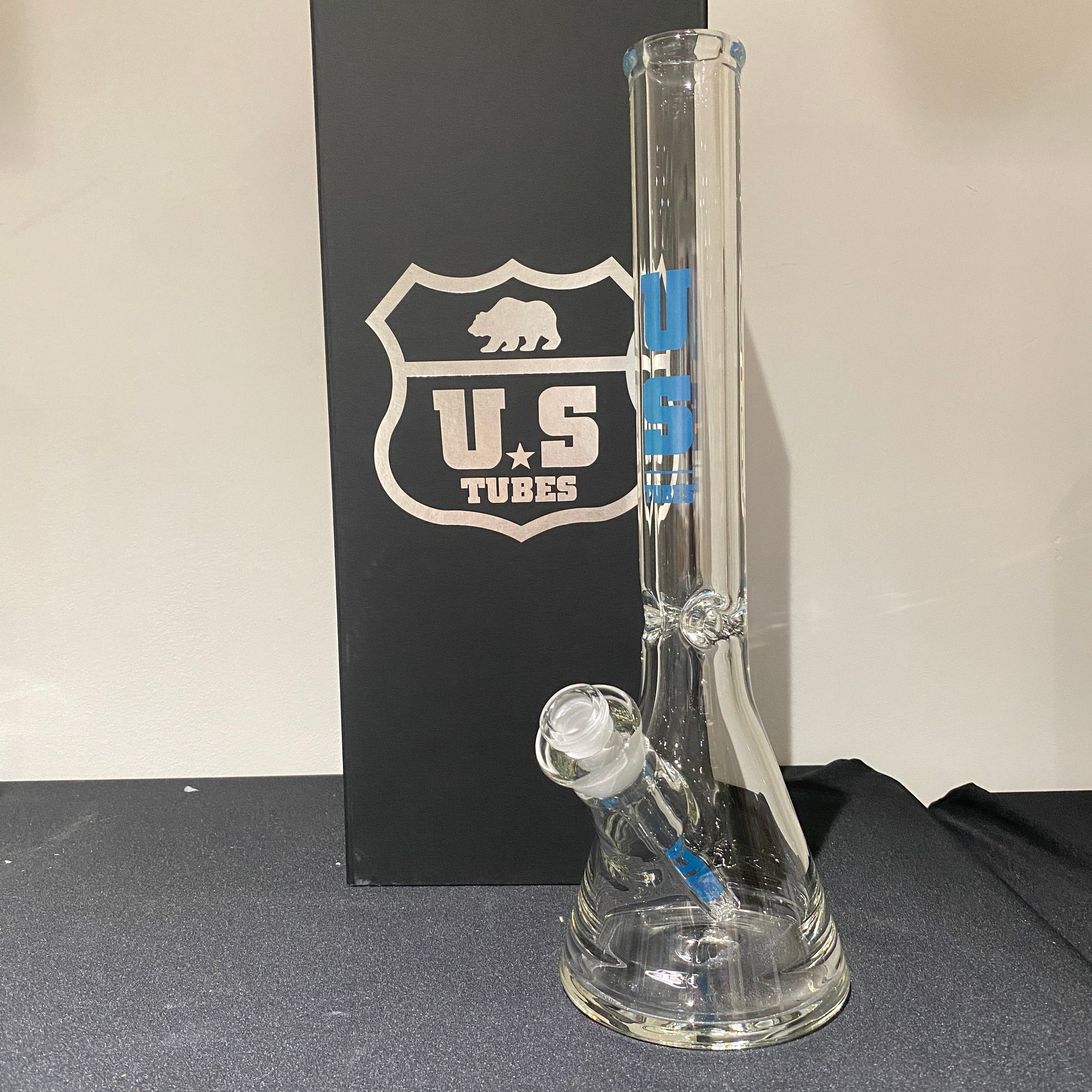 US Tubes 17 Inch Flagship Beaker 50 x 9mm with 19mm Joint and Display Box (Blue Block Decal)