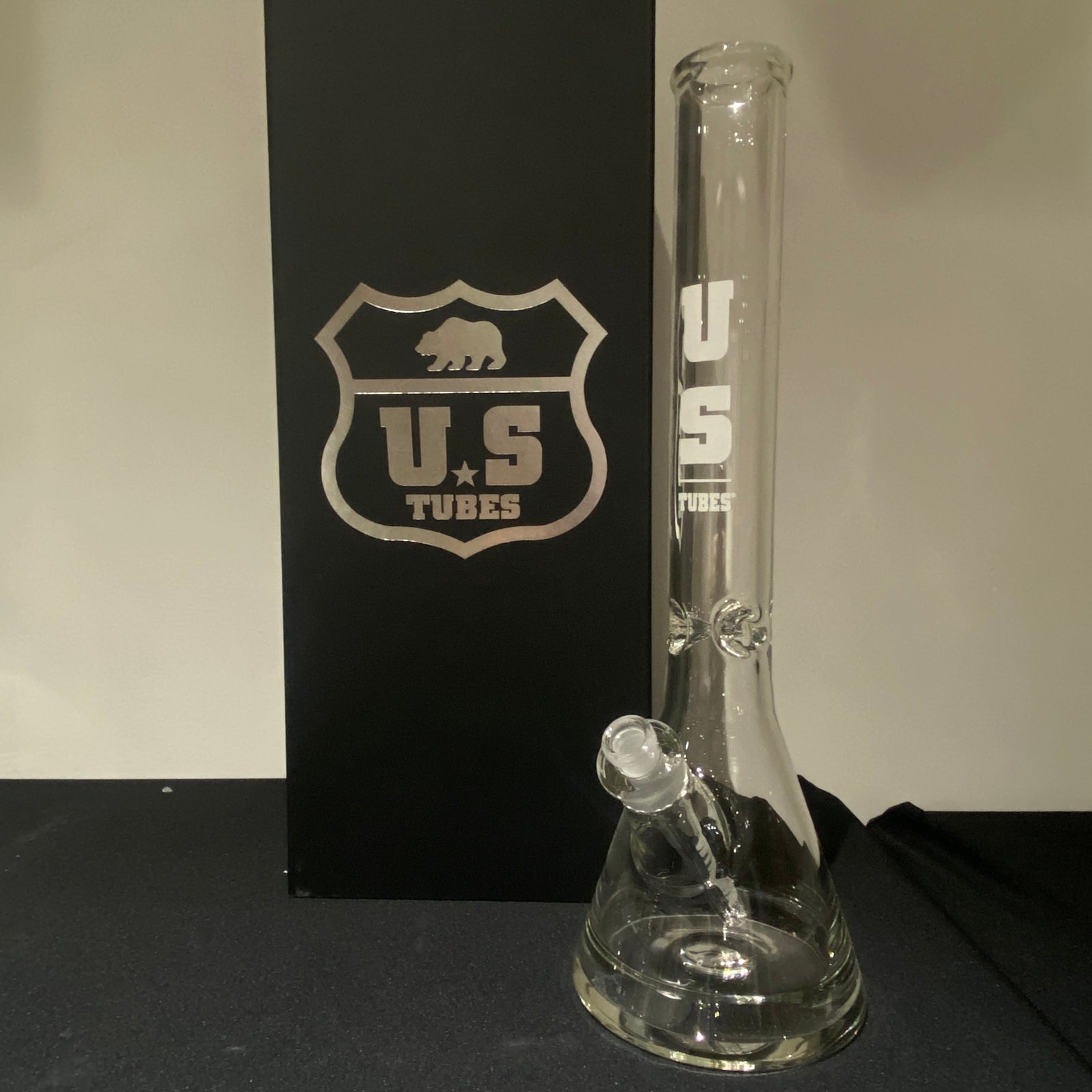 US Tubes 17 Inch Flagship Beaker 50 x 7mm with 19mm Joint and Display Box (White Block Decal)