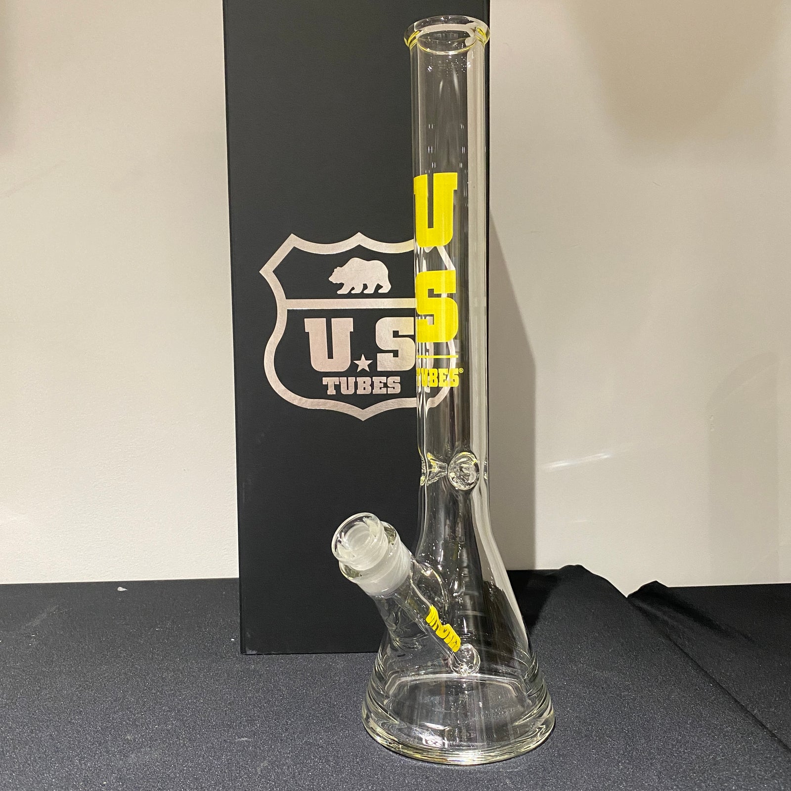 US Tubes 19 Inch Flagship Beaker 50 x 5mm with 29mm Joint and Display Box (Yellow Block Decal)