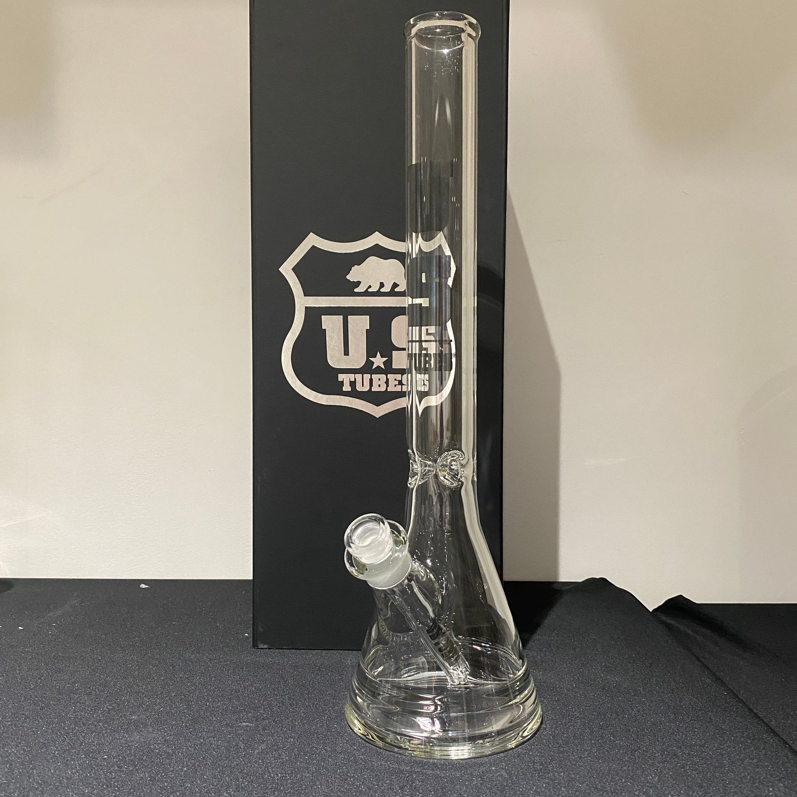 US Tubes 19 Inch Flagship Beaker 50 x 7mm with 24mm Joint and Display Box (Black Block Decal)