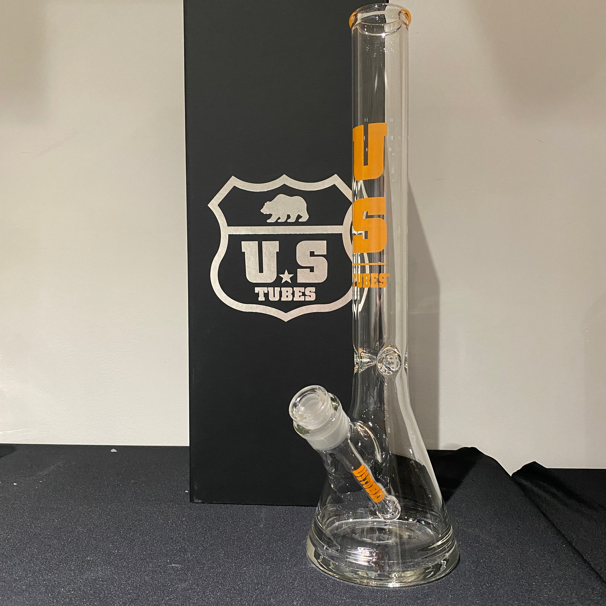 US Tubes 19 Inch Flagship Beaker 50 x 5mm with 29mm Joint and Display Box (Orange Block Decal)