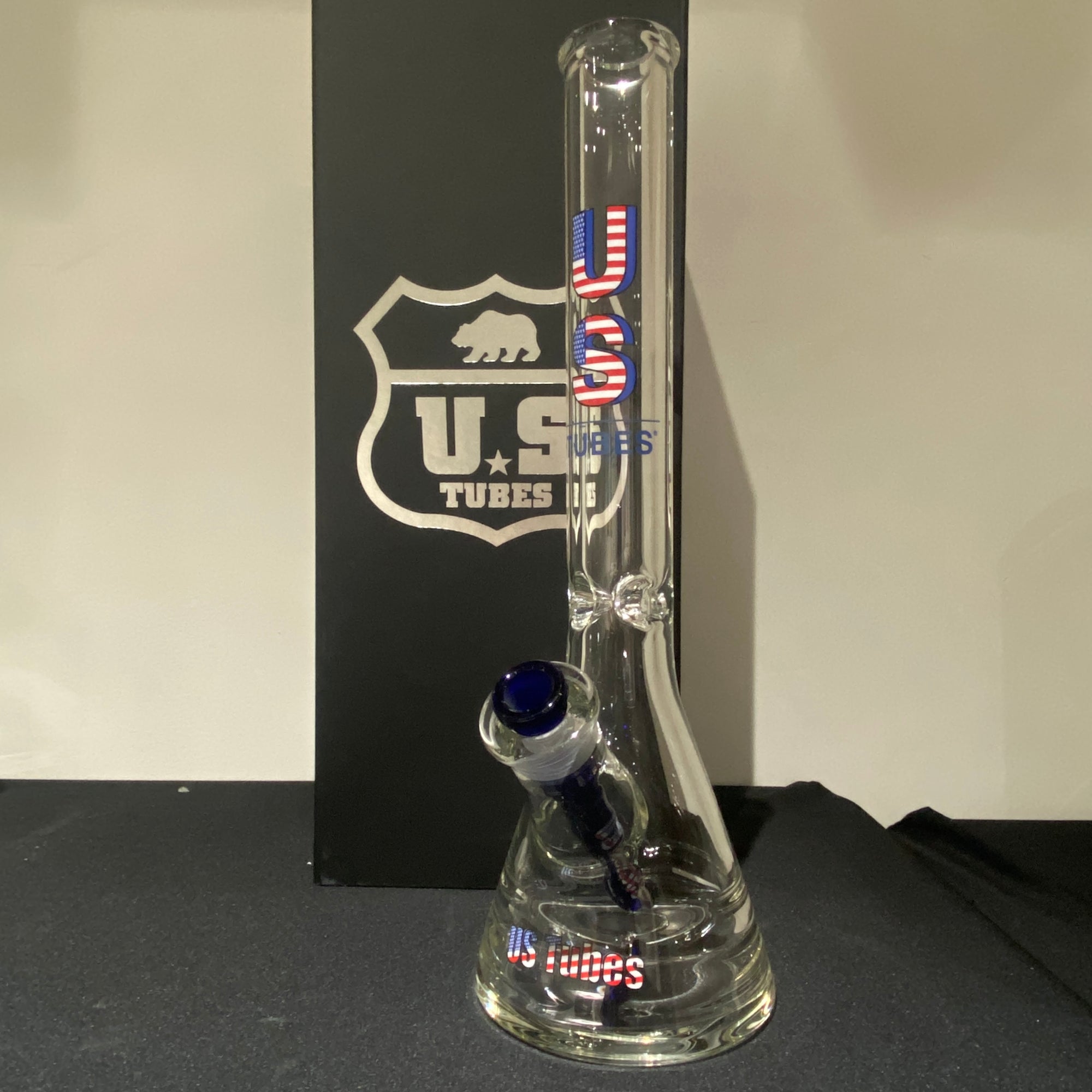 US Tubes 17 Inch Flagship Beaker 50 x 9mm with 24mm Joint and Display Box (Patriot Decal)