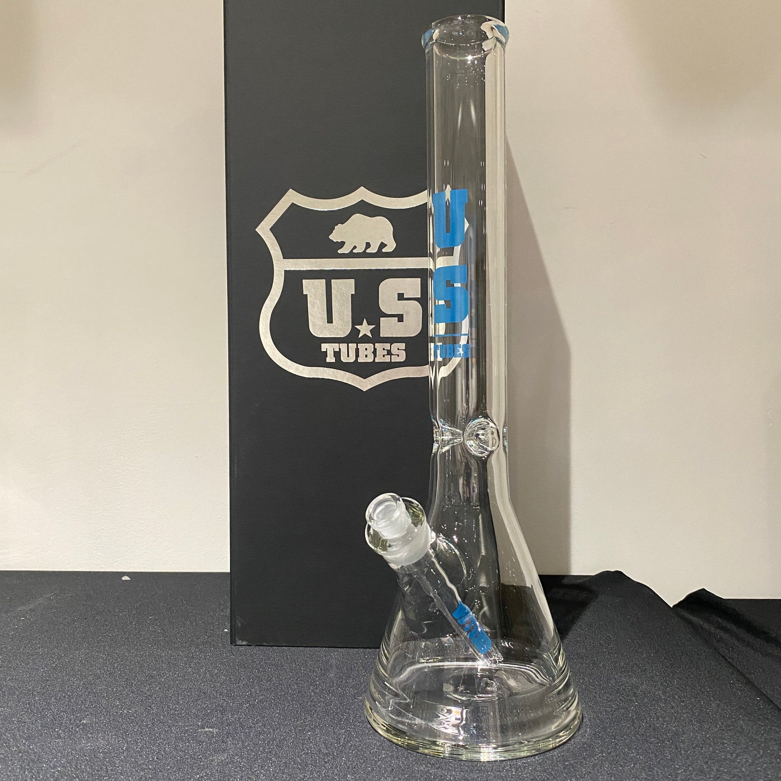 US Tubes 17 Inch Flagship Beaker 50 x 5mm with 19mm Joint and Display Box (Blue Block Decal)