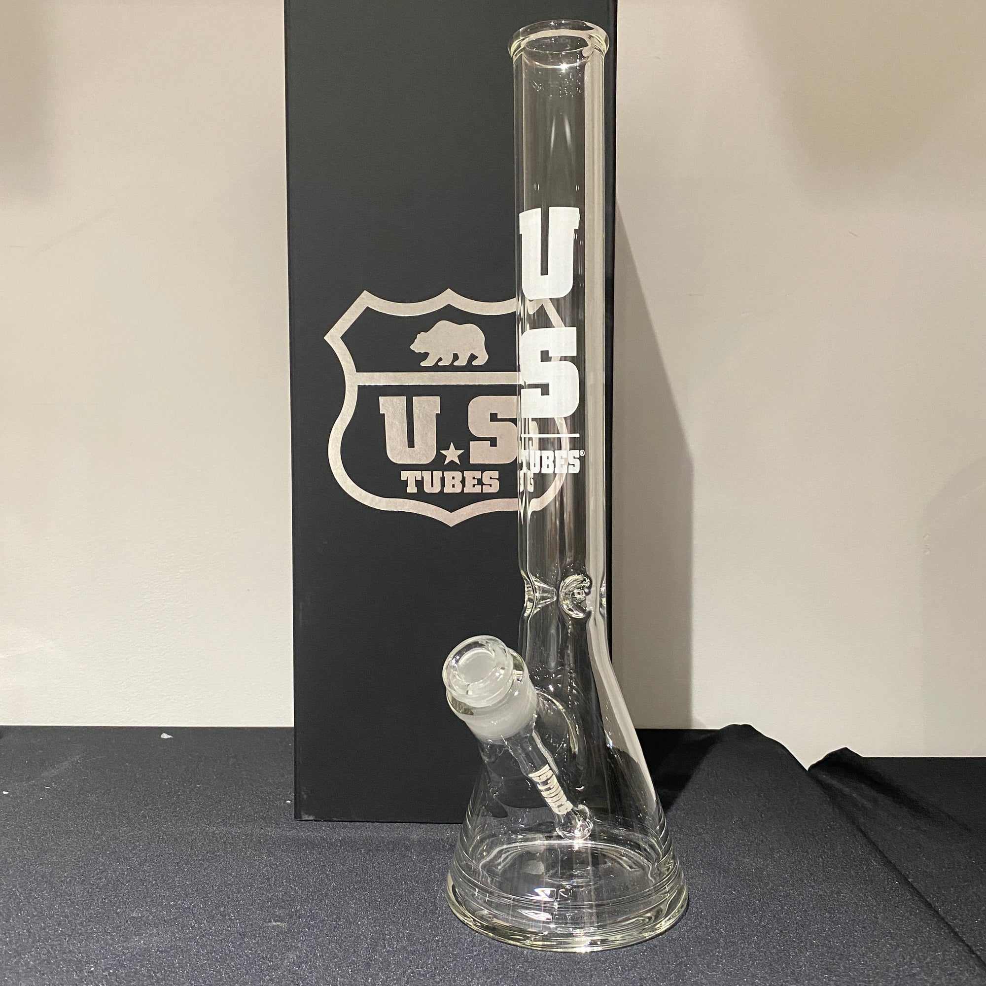 US Tubes 19 Inch Flagship Beaker 50 x 5mm with 29mm Joint and Display Box (White Block Decal)