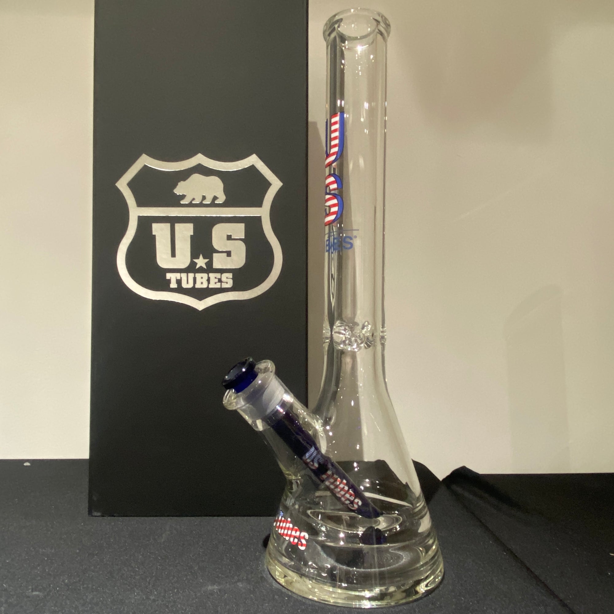 US Tubes 17 Inch Flagship Beaker 50 x 9mm with 24mm Joint and Display Box (Patriot Decal)