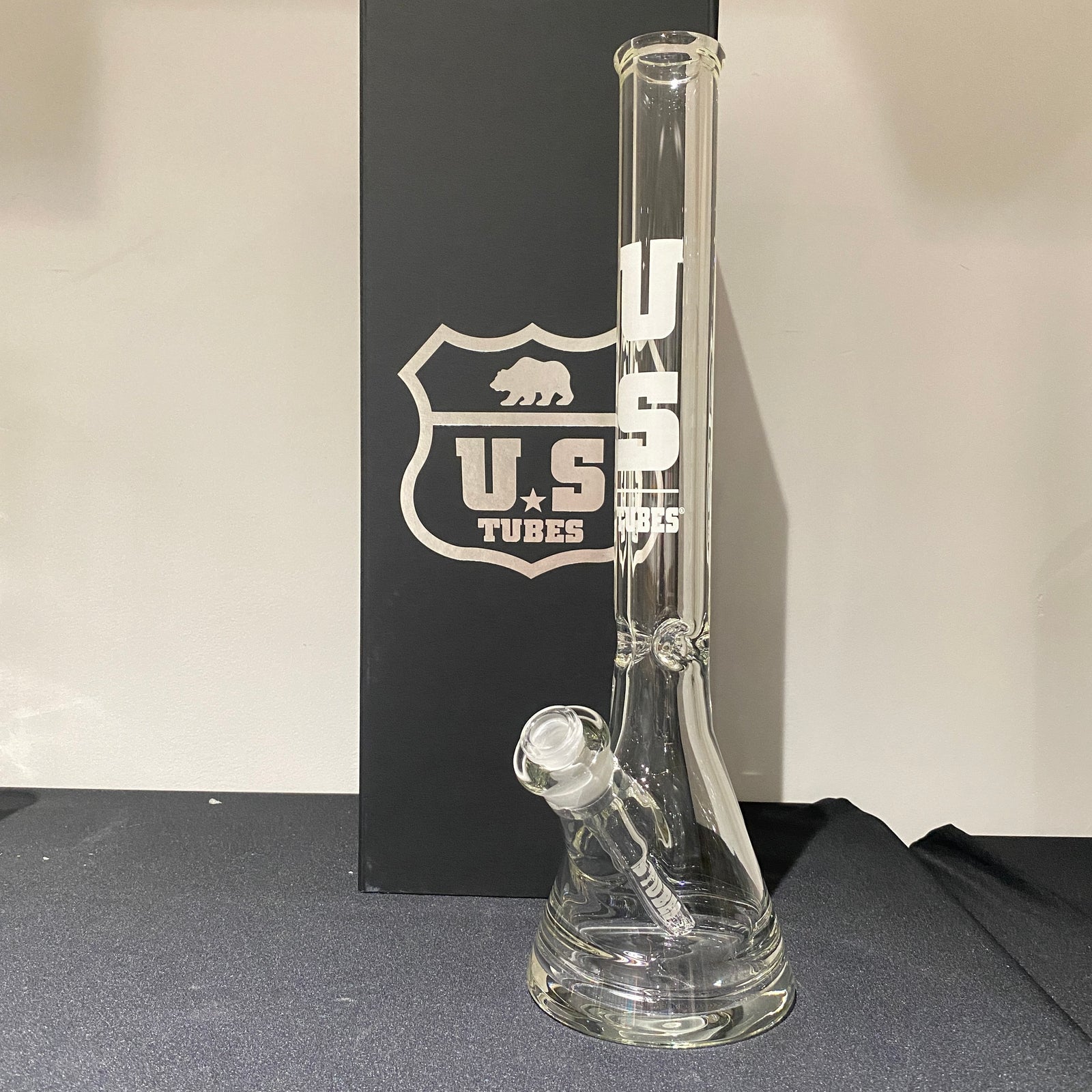 US Tubes 19 Inch Flagship Beaker 50 x 9mm with 24mm Joint and Display Box (Glow Block Decal)