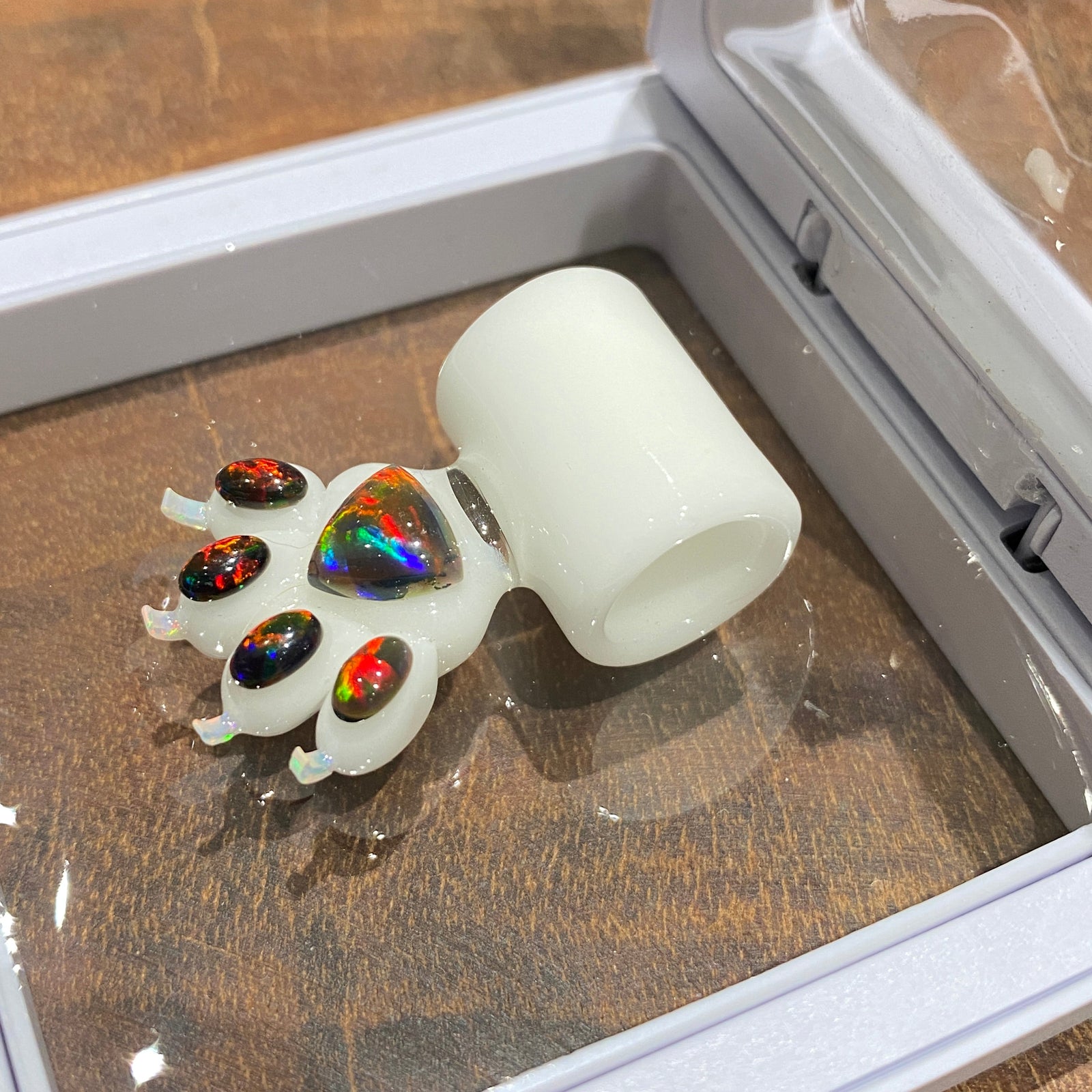 Opal Paw Pendy (White)