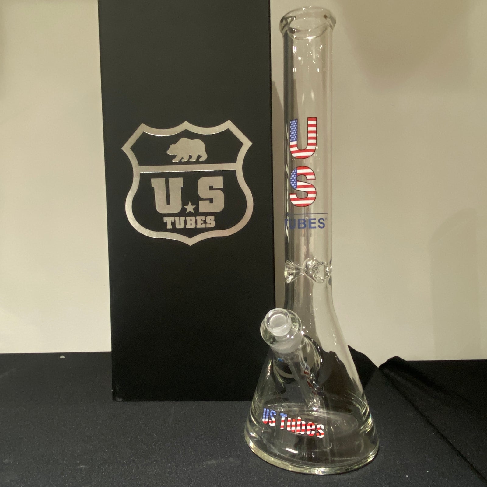 US Tubes 17 Inch Flagship Beaker 50 x 5mm with 19mm Joint and Display Box (Patriot Decal)